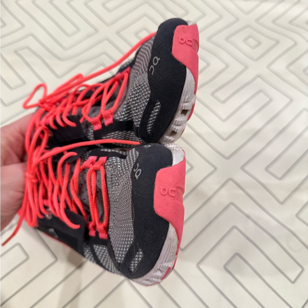 On Running Sneakers - Picture 16 of 16